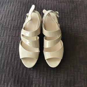 Nine West wedge Sandals patent leather tan / beige women’s size 9.5. Cork wedge